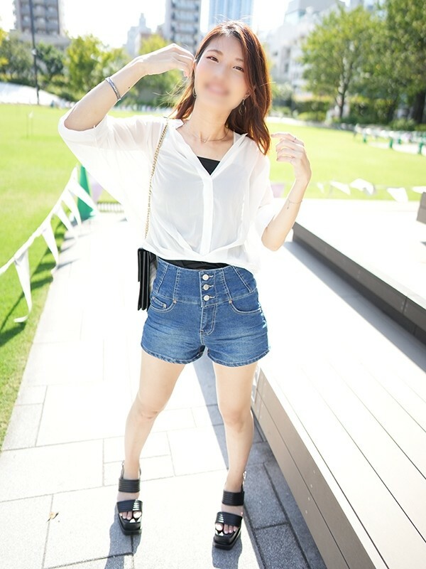 Chiyu-chan, 23 tuổi, có nụ cười ma quái.