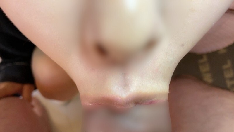 Cô gái 22 tuổi xinh đẹp với đôi chân đẹp thực hiện màn BJ tuyệt vời và liếm hậu môn không rửa, sau đó xuất tinh hai lần liên tiếp và nuốt